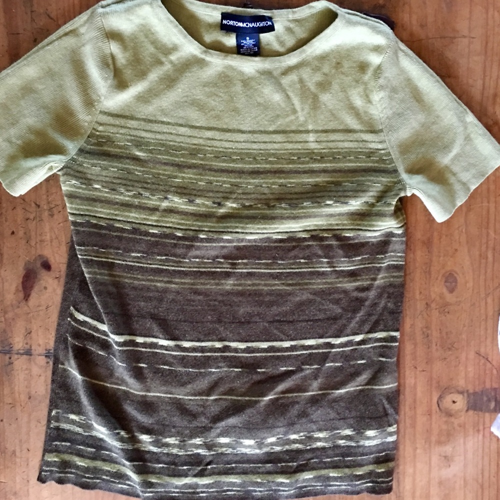 Short sleeve sweater